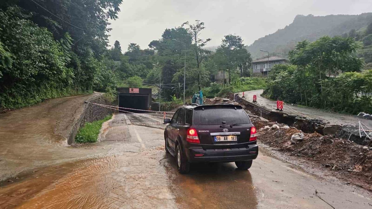 Arhavi’de etkili olan sağanak sonrası oluşan heyelan riski nedeniyle tünel