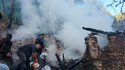 Artvin’in Yusufeli ilçesinde çıkan yangında bir ev, ahır ve samanlık
