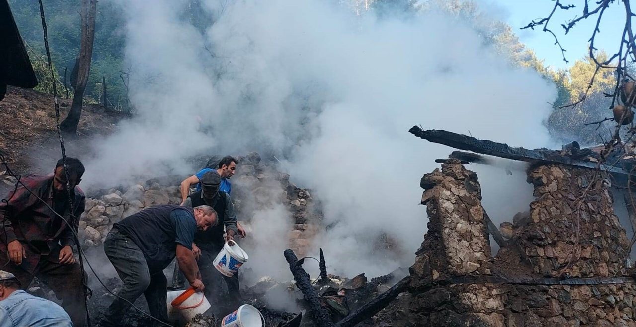 Artvin’in Yusufeli ilçesinde çıkan yangında bir ev, ahır ve samanlık