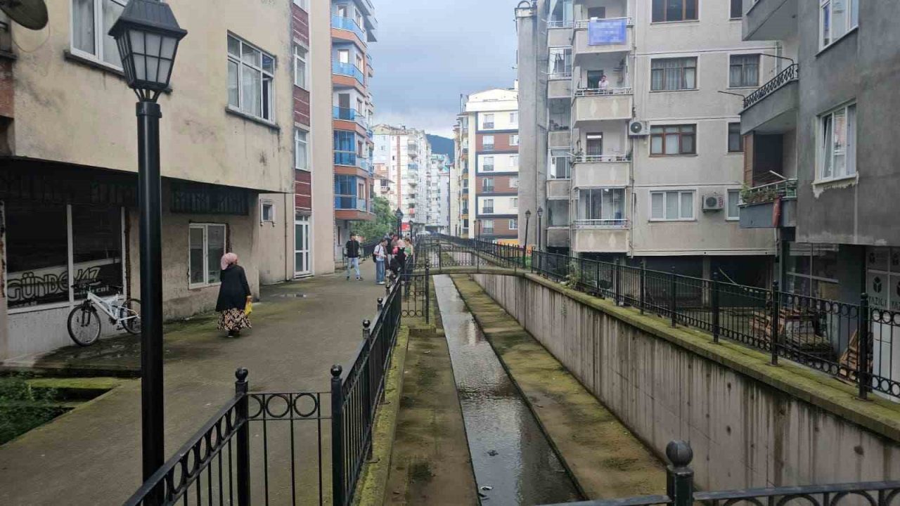 Artvin’in Arhavi ilçesinde 10 günlük bir bebek, yaşadığı apartmanın 5.