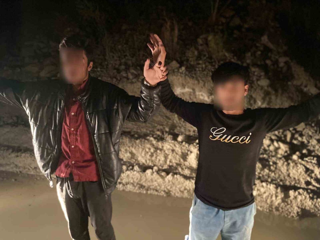 Artvin’de polis ekiplerince göçmen kaçakçılığına yönelik düzenlenen operasyonda, yurda yasa