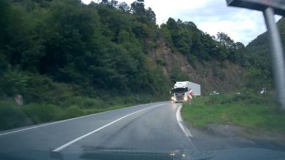 Artvin-Hopa karayolunda hatalı sollama yapan bir tır, kazaya ramak kala