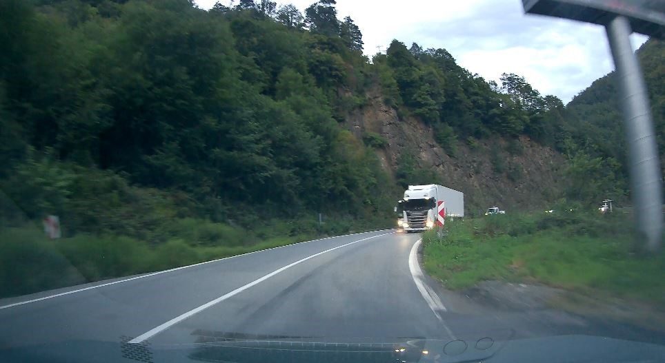 Artvin-Hopa karayolunda hatalı sollama yapan bir tır, kazaya ramak kala