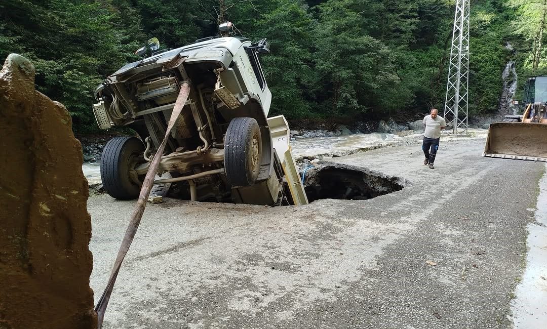 Artvin’in Arhavi ilçesinde heyelan nedeniyle kapanan yolda onarım çalışmaları sırasında