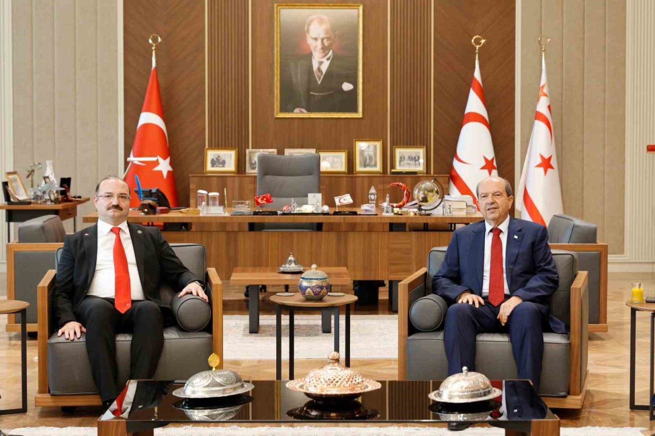 Atatürk Üniversitesi Rektörü Prof. Dr. Ahmet Hacımüftüoğlu ile beraberindeki heyet,