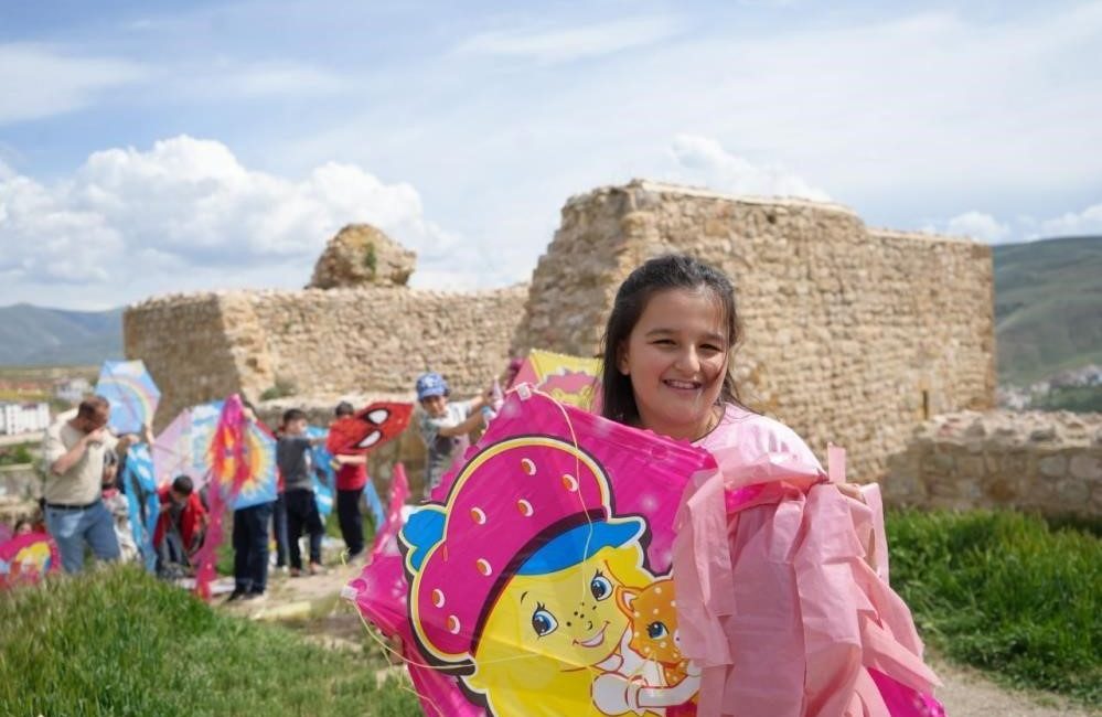 Bayburt’un Aydıntepe ilçesinde öğrenciler ve velilerin katılımıyla uçurtma şenliği düzenlenecek.
