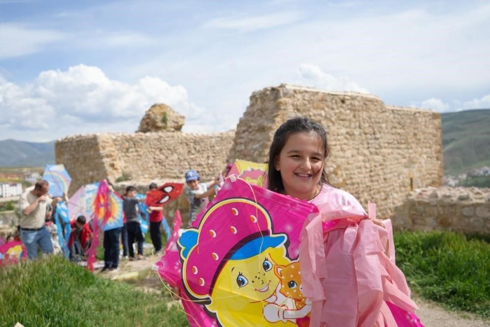 Bayburt’un Aydıntepe ilçesinde öğrenciler ve velilerin katılımıyla uçurtma şenliği düzenlenecek.
