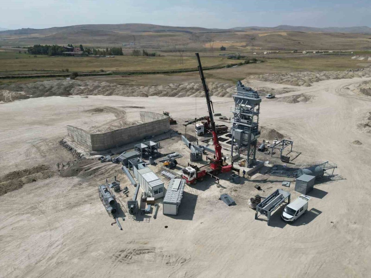 Aziziye Belediyesi’nin ilçeye kazandığı asfalt plenti, göz kırpmaya başladı. Yatırım