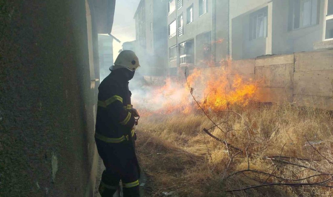 Erzincan’da apartmanların bulunduğu alanda bahçede çıkan örtü yangını itfaiye ekiplerinin
