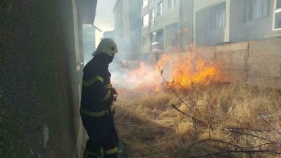 Erzincan’da apartmanların bulunduğu alanda bahçede çıkan örtü yangını itfaiye ekiplerinin