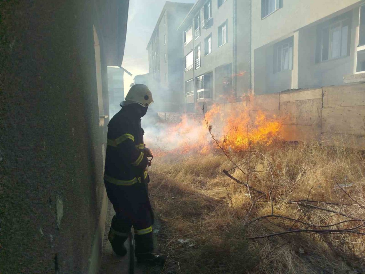 Erzincan’da apartmanların bulunduğu alanda bahçede çıkan örtü yangını itfaiye ekiplerinin
