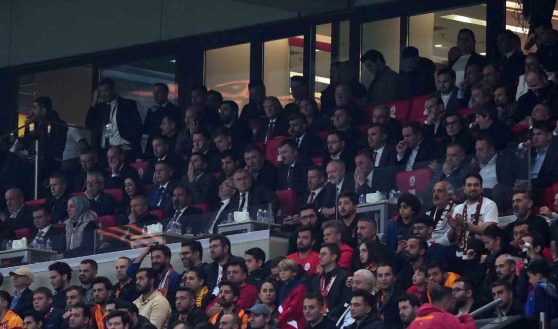 Gençlik ve Spor Bakanı Osman Aşkın Bak, Galatasaray ile Liverpool