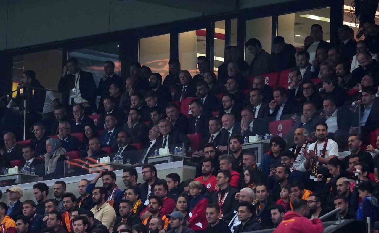 Gençlik ve Spor Bakanı Osman Aşkın Bak, Galatasaray ile Liverpool