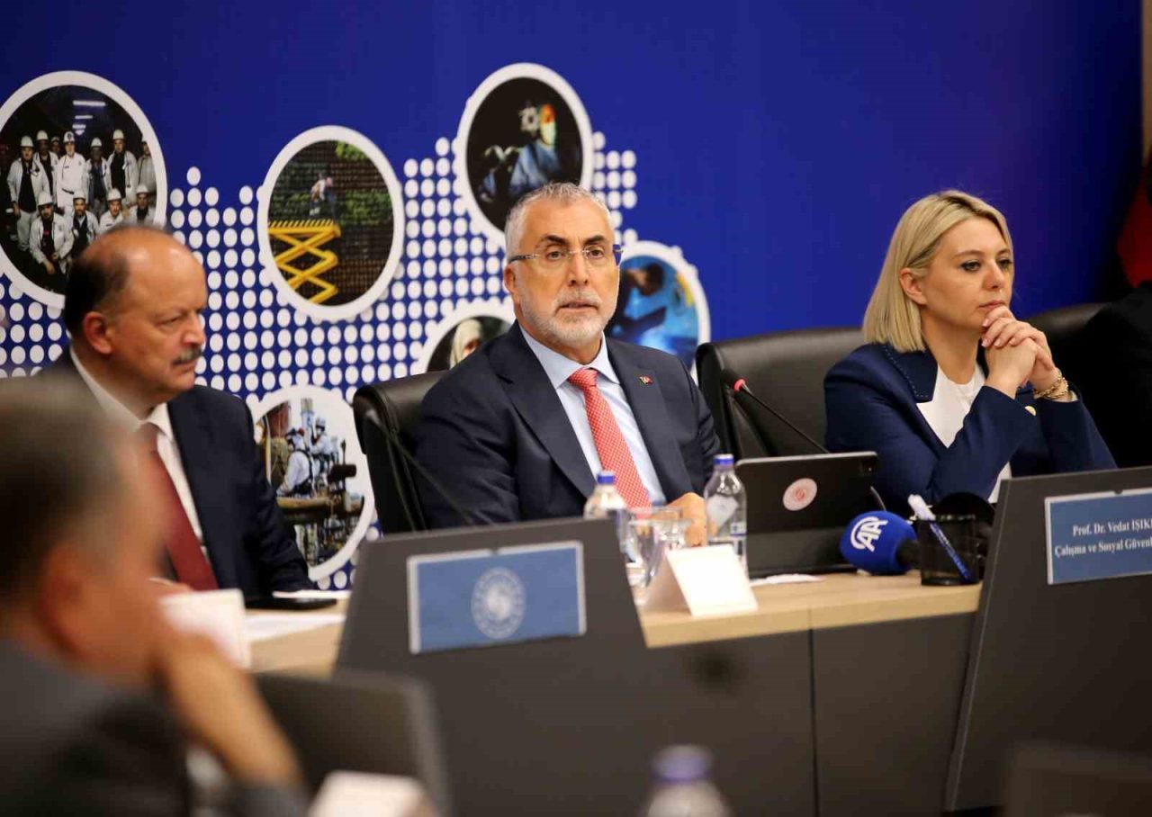 Çalışma ve Sosyal Güvenlik Bakanı Vedat Işıkhan, “Ülkemizin içerisinden geçtiği