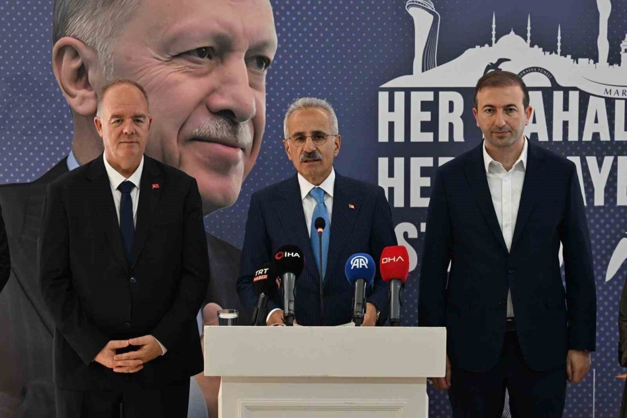 “Türkiye Yüzyılı Buluşmaları” kapsamında Adalar’da düzenlenen programda konuşan Ulaştırma ve