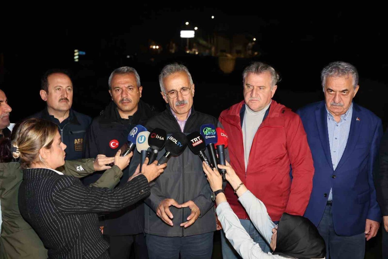 Ulaştırma ve Altyapı Bakanı Abdulkadir Uraloğlu, Rize’deki sel ve heyelan