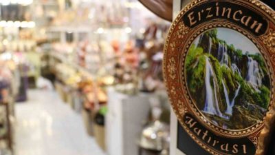 Erzincan Bakırcılar Çarşısı, yıllardır yankılanan bakır ustalarının çekiç sesleriyle anılırken,