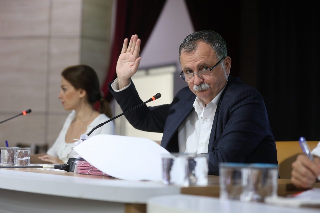 Yunusemre Belediyesi eylül ayı meclis toplantısında konuşan Belediye Başkanı Semih