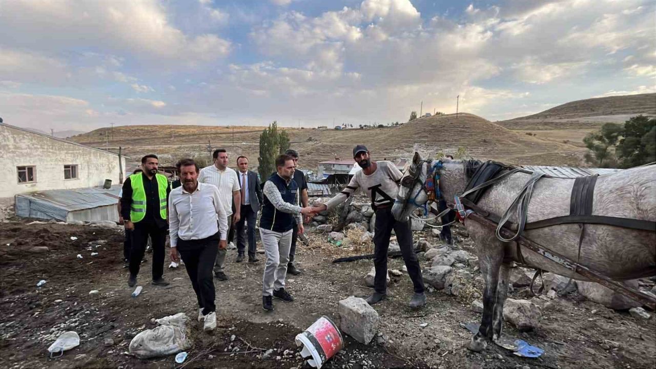 Yakutiye Belediye Başkanı Mahmut Uçar, Kırmızıtaş Köyü’nde meydana gelen yangın