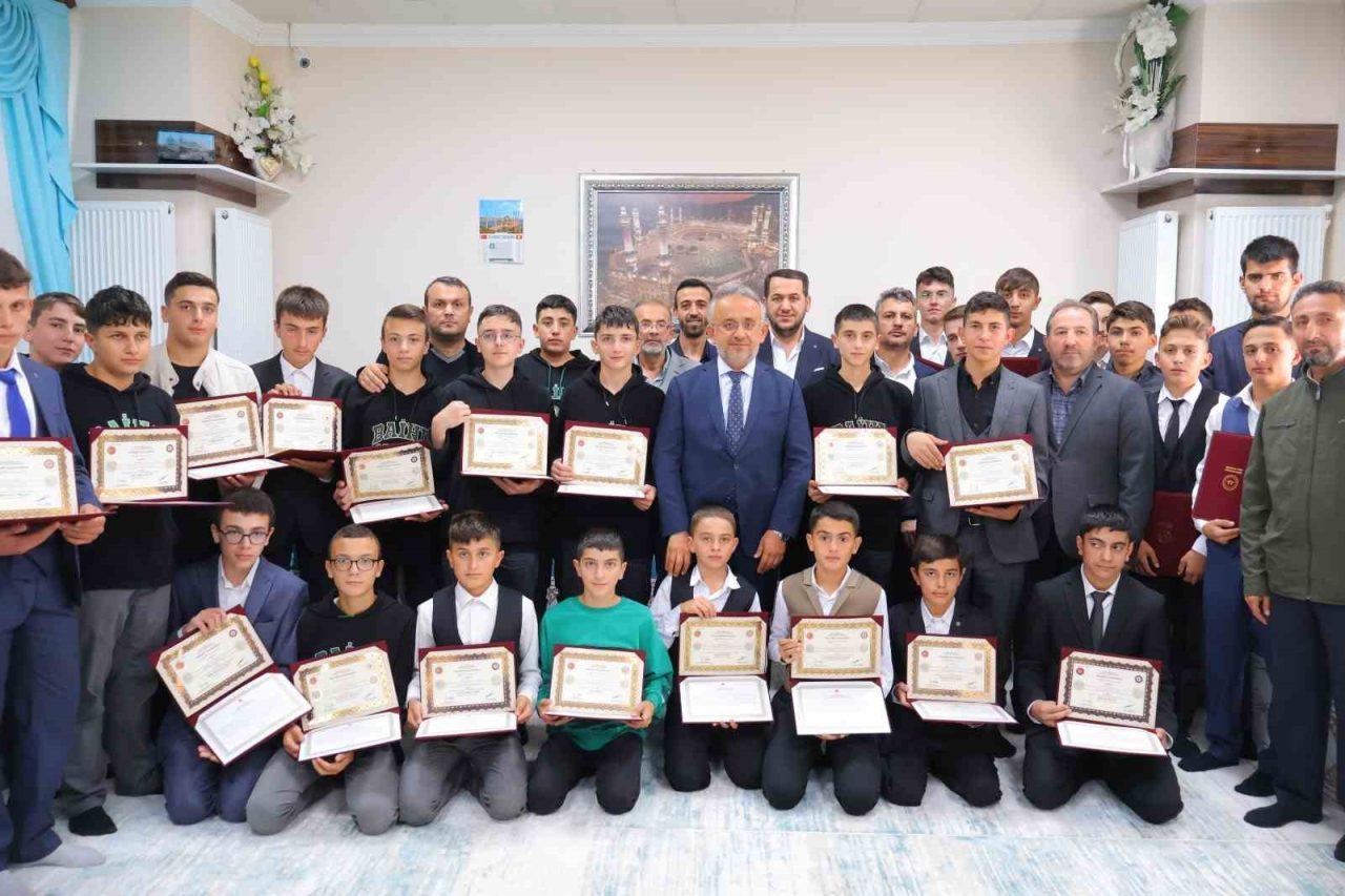 Bayburt İl Müftülüğüne bağlı Kur’an kurslarında hafızlık eğitimini tamamlayarak Diyanet