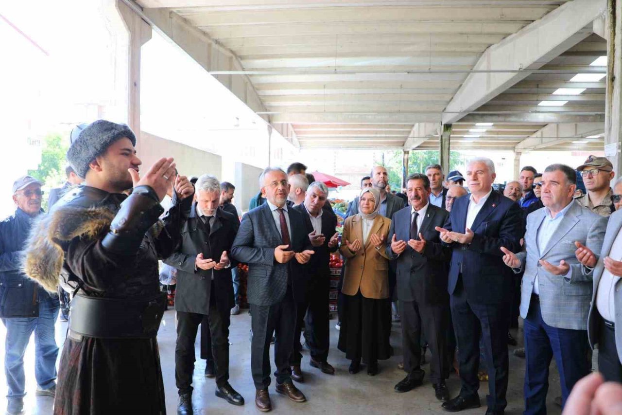 Bayburt’ta Ahilik Haftası kutlamaları çerçevesinde Tuzcuzade Mahallesi’nde bulunan halk pazarı,