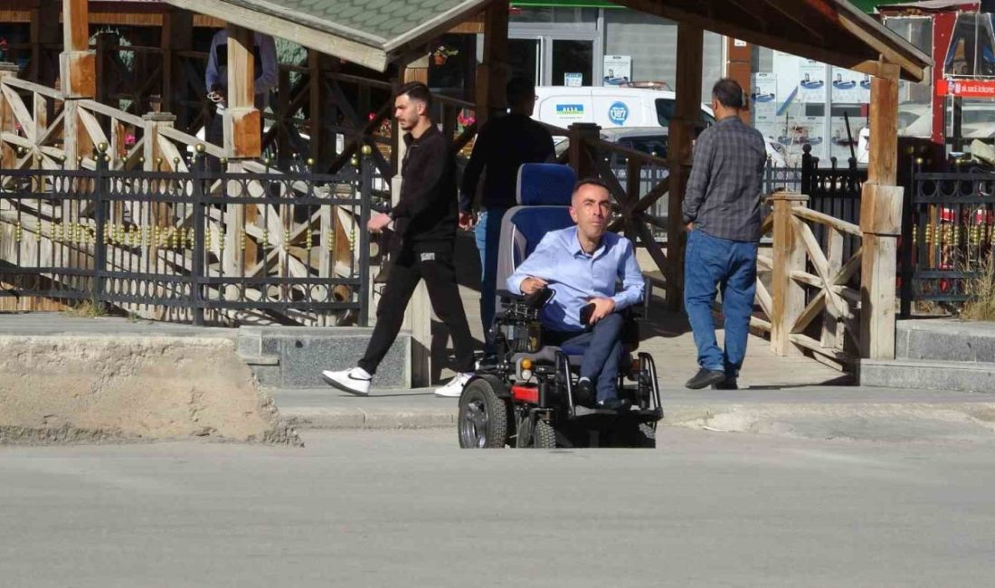 Bayburt’ta akülü aracıyla yolun karşısına geçmeye çalışan engelli bir vatandaşa