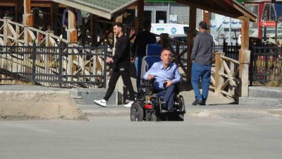 Bayburt’ta akülü aracıyla yolun karşısına geçmeye çalışan engelli bir vatandaşa