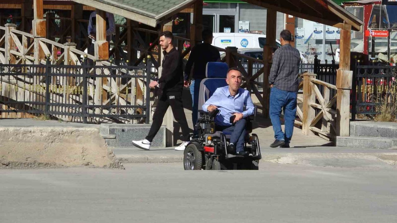 Bayburt’ta akülü aracıyla yolun karşısına geçmeye çalışan engelli bir vatandaşa
