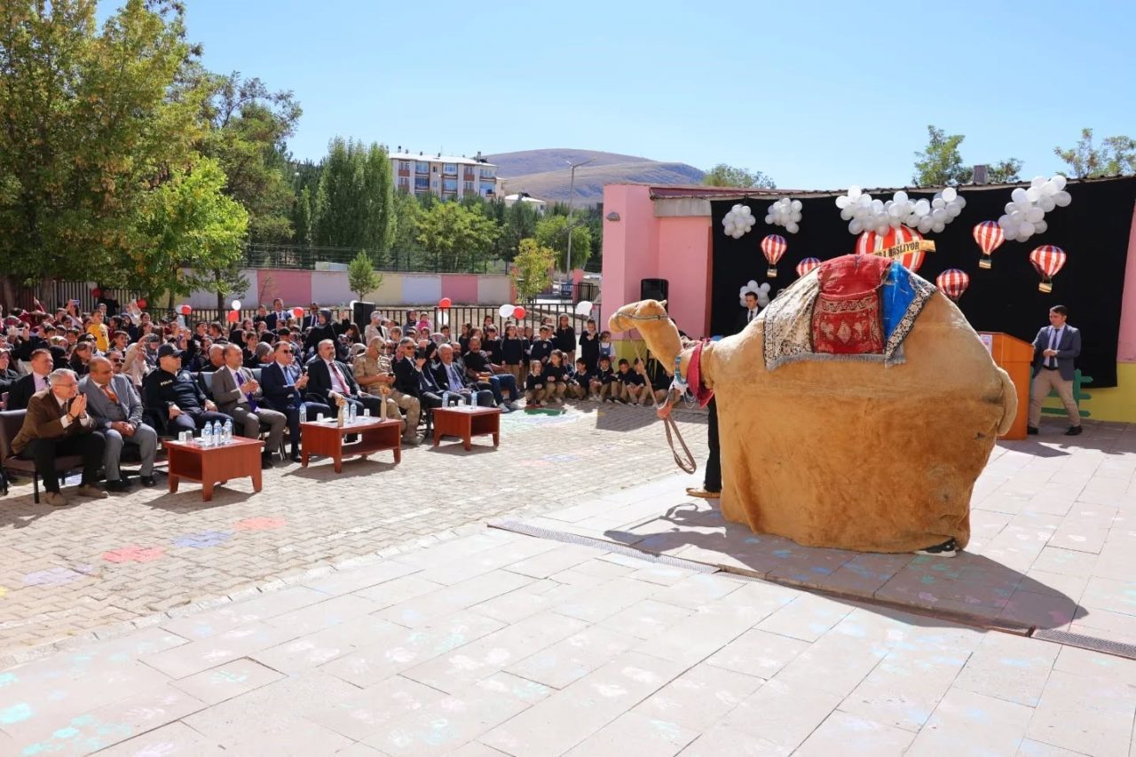Bayburt’ta ‘İlköğretim Haftası’ nedeniyle Kaleardı 75. Yıl İlkokulunda program düzenlendi.