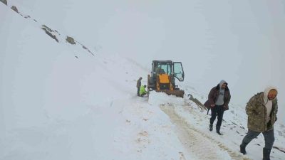 Bayburt’un yüksek kesimlerinde etkili olan kar yağışı ve fırtına nedeniyle