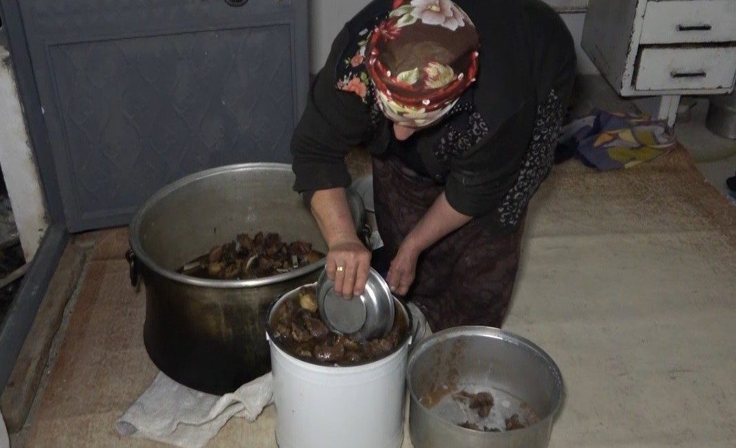 Bayburt’un köylerinde kışlık kavurma yapımı için kazanlar kuruldu, meşe ateşinde