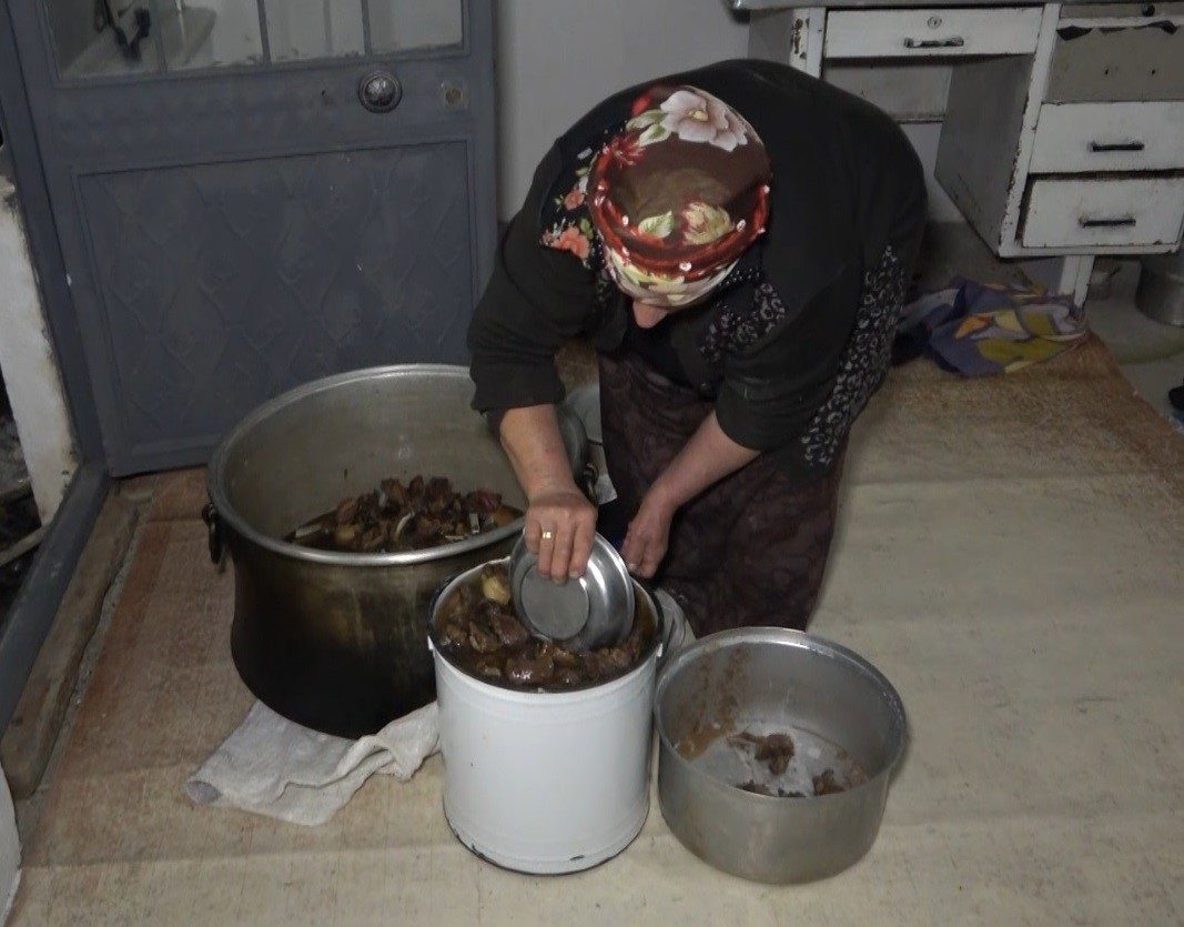 Bayburt’un köylerinde kışlık kavurma yapımı için kazanlar kuruldu, meşe ateşinde