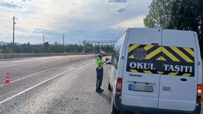 Bayburt’ta okulların açılması ile birlikte emniyet ve jandarma birimleri, öğrencilerin