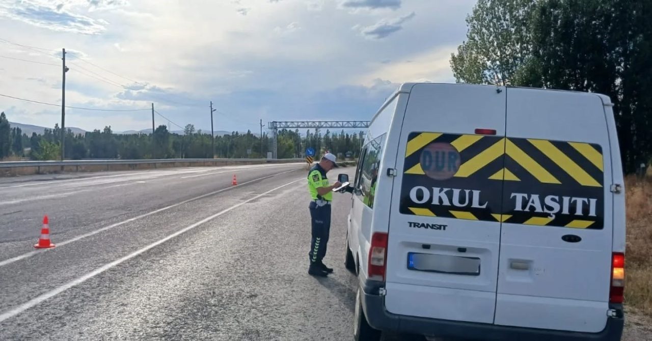 Bayburt’ta okulların açılması ile birlikte emniyet ve jandarma birimleri, öğrencilerin