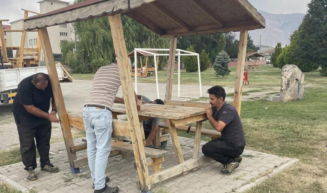 Erzincan Belediyesi ekipleri şehir mobilyaları üretimine devam ediyor. Belediyenin Destek