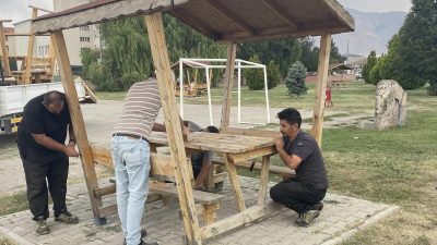 Erzincan Belediyesi ekipleri şehir mobilyaları üretimine devam ediyor. Belediyenin Destek