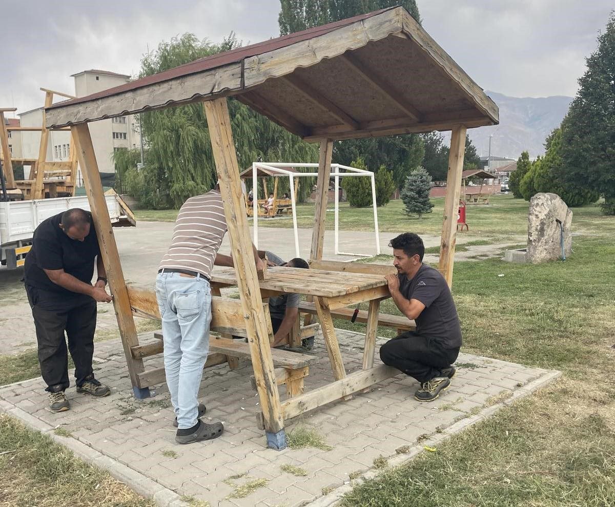 Erzincan Belediyesi ekipleri şehir mobilyaları üretimine devam ediyor. Belediyenin Destek