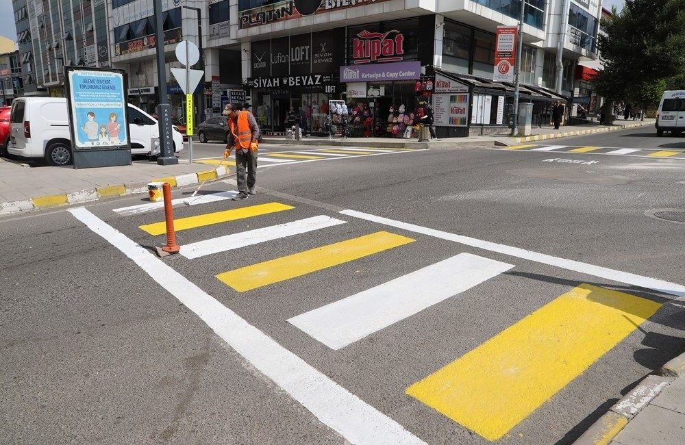 Ardahan Belediyesi Fen işleri Müdürlüğü ekiplerince, araç ve yaya güvenliğini