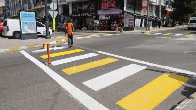 Ardahan Belediyesi Fen işleri Müdürlüğü ekiplerince, araç ve yaya güvenliğini