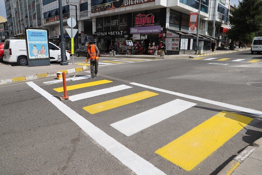 Ardahan Belediyesi Fen işleri Müdürlüğü ekiplerince, araç ve yaya güvenliğini