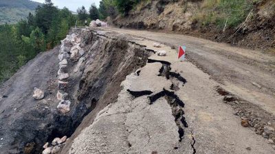 Kastamonu’nun Bozkurt ilçesinde meydana gelen heyelan sebebiyle grup köy yolu