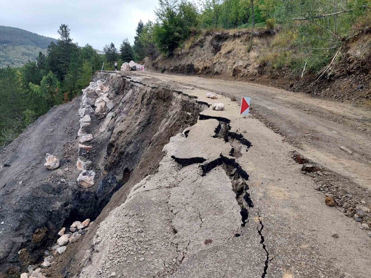 Kastamonu’nun Bozkurt ilçesinde meydana gelen heyelan sebebiyle grup köy yolu