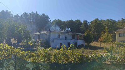 Kastamonu’nun Tosya ilçesinde bir evin çatı kısmında çıkan yangın itfaiye