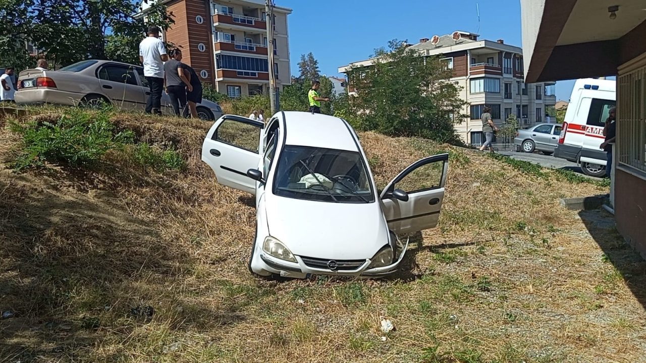 Zonguldak’ın Çaycuma ilçesinde otomobille çarpışan araç yoldan çıkarak evin boşluğuna