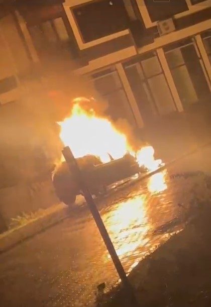 Zonguldak’ın Çaycuma ilçesinde gece saatlerinde meydana gelen yangında park halinde