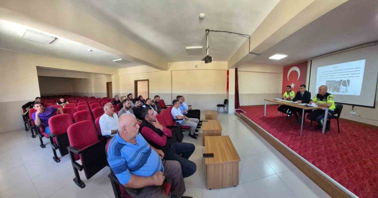 Tunceli’nin Çemişgezek ilçesinde okul servis şoförlerine yönelik kapsamlı bilgilendirme toplantısı