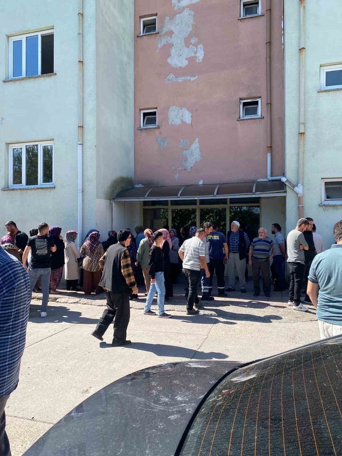 Zonguldak’ın Alaplı ilçesinde ceviz toplamak için çıktığı ağaçta elektrik akımına