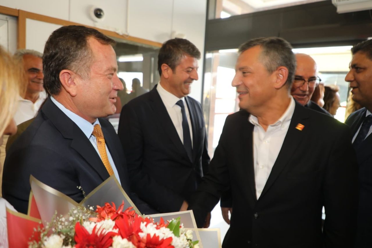 Cumhuriyet Halk Partisi (CHP) Genel Başkanı Özgür Özel, çeşitli programlara