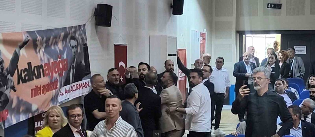CHP Başiskele ilçe kongresinde, başkan adayı Uğur Falay’ın konuşması sırasında