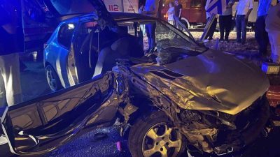 Zonguldak’ın Çaycuma ilçesinde gece saatlerinde meydana gelen trafik kazasında otomobil
